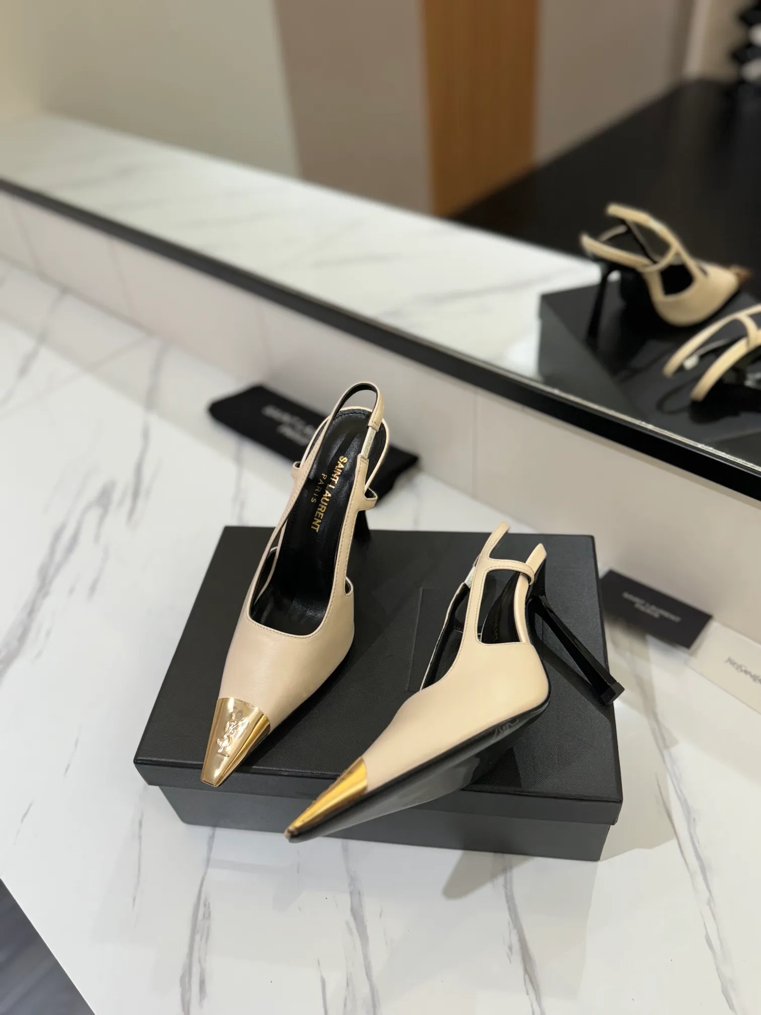 👟👟Ex-factory price 600👟👟 saint laurent ss24 new arrival～ Saint Laurent ysl 2024 spring and summer｜New high-heeled shoes🆕 Beautiful, refined and elegant! The 10cm foot is very stable, so feel free to put it in! The heel is custom-made from a new mold, and the height is the same as the original one. Various incorrect versions are % high-end and sexy, YSL still understands women best❤️ ⚠️The entire upper and lining are made of one piece without joints, which consumes more materials and costs more! Moreover, the material, fabric and lining are all made from more than 20 pieces of genuine custom-made calfskin. The upper is made of custom-made calfskin, the lining is made of calfskin, and the genuine leather outsole imported from Italy. Heel height: 10cm. Size: 35-39 (40 and 41 are custom-made and cannot be returned or exchanged)